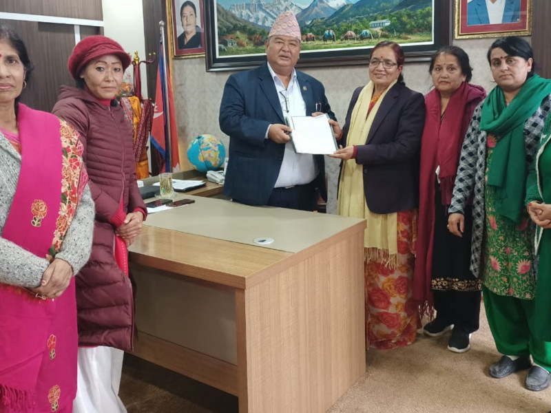 श्रमिक महिलाका समस्या सम्बोधन गर्न सरकार गम्भीर छ : मन्त्री श्रेष्ठ